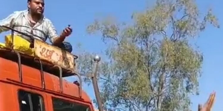 चेकपोस्ट पर कटा ओवरलोडिंग का चालान, ट्रक ड्राइवर ने खुद पर डीजल डालकर की आत्मदाह की कोशिश