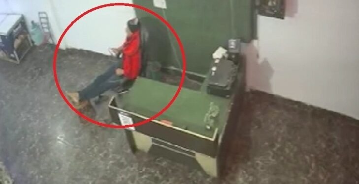 कुर्सी पर बैठ मोबाइल देख रहे होटल मालिक को आया हार्ट अटैक, हुई मौत- VIDEO