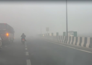 दिल्ली-NCR पर पॉल्यूशन और स्मॉग का डबल अटैक! अक्षरधाम ‘ओझल’, AQI 490 के पार… रेंग रहीं गाड़ियां