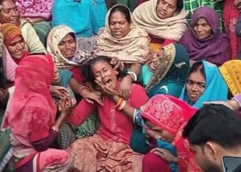 दरभंगा: सड़क हादसा या मर्डर? अपने ही घर के बाहर खून से लथपथ मिला युवक का शव, परिजनों ने जताई हत्या की आशंका