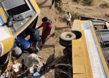 MP: पिकनिक पर जा रही स्कूल बस नदी में गिरी, 53 बच्चे-टीचर थे सवार, कई छात्र घायल