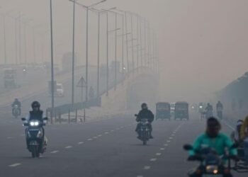 दिल्ली गैस चैंबर में तब्दील! सीजन का सबसे खराब AQI दर्ज, सांस लेना हुआ मुश्किल