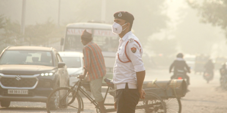 दिल्ली की जहरीली हवा ने बढ़ाया सांस का संकट, AIIMS में खांसी, अस्थमा और COPD मरीजों की भरमार