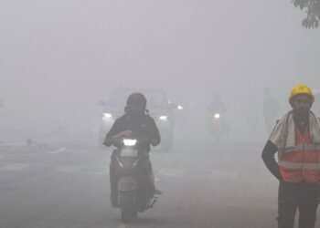 41 फ्लाइट्स रद्द, सड़कों पर रेंग रही गाड़ियां… घने कोहरे के बीच ऐसी हुई दिल्ली वालों की सुबह