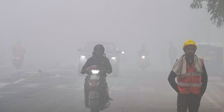 41 फ्लाइट्स रद्द, सड़कों पर रेंग रही गाड़ियां… घने कोहरे के बीच ऐसी हुई दिल्ली वालों की सुबह