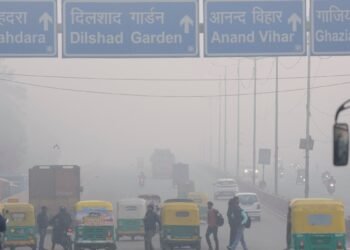 दिल्ली में घने कोहरे और खतरनाक AQI से फ्लाइट्स पर असर, एयरपोर्ट ने जारी किया अलर्ट