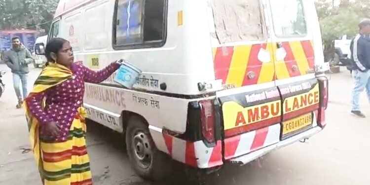 MP में मानवता शर्मसार! मरीज की पत्नी से करवाई एंबुलेंस की सफाई, ड्राइवर बोला- उल्टी की है तो धोना पड़ेगा