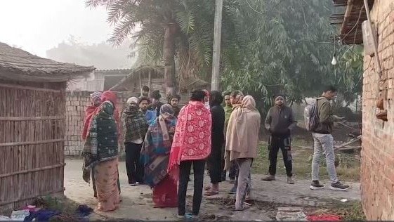 पत्नी की मौत से परेशान पति ने पांच बच्चों के साथ लगाई फांसी, ‘भगवान’ ने बचा ली 2 की जान