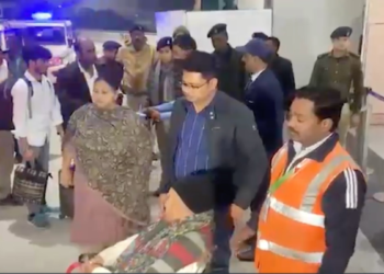 व्हील चेयर पर नजर आए लालू यादव, आंखों के इलाज के लिए पटना से दिल्ली रवाना