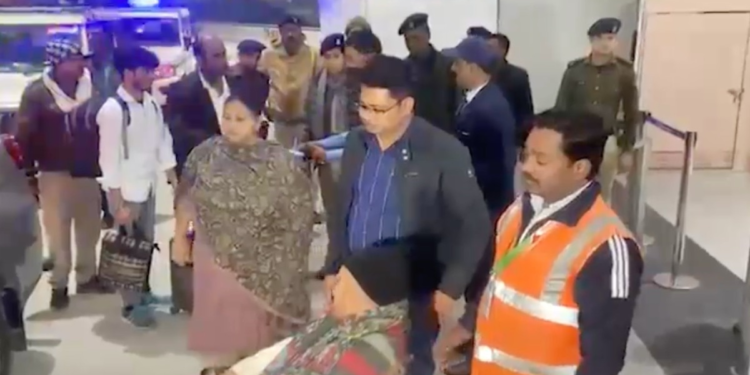 व्हील चेयर पर नजर आए लालू यादव, आंखों के इलाज के लिए पटना से दिल्ली रवाना