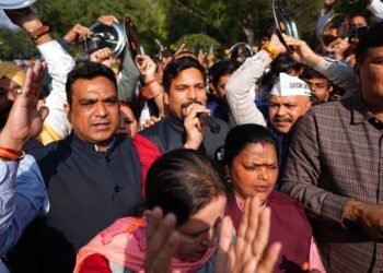 ‘AQI तुमको जाना पड़ेगा…’ दिल्ली सरकार के खिलाफ AAP ने थाली-चम्मच लेकर सचिवालय में किया जोरदार प्रदर्शन