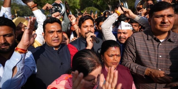 ‘AQI तुमको जाना पड़ेगा…’ दिल्ली सरकार के खिलाफ AAP ने थाली-चम्मच लेकर सचिवालय में किया जोरदार प्रदर्शन