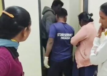 शौचालय में पानी रुका तो खुला राज, सफाईकर्मी ने देखा कमोड में फंसा नवजात, निकालने में लगे 7 घंटे