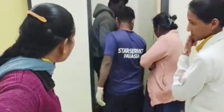 शौचालय में पानी रुका तो खुला राज, सफाईकर्मी ने देखा कमोड में फंसा नवजात, निकालने में लगे 7 घंटे