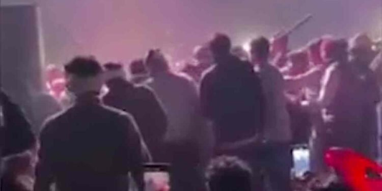 नूंह में डांस कार्यक्रम में हंगामा, महिला डांसर से बदसलूकी, युवक को जमकर पीटा, वीडियो वायरल