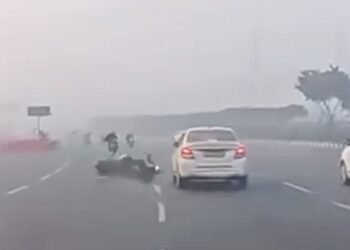 कोहरे में स्विफ्ट कार ने चेंज की लेन, टक्कर से उछलकर दूर गिरा बाइकर… गुरुग्राम में एम्बिएंस मॉल के सामने भीषण हादसा