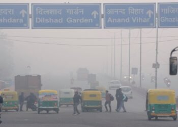 आनंद विहार, Delhi AIIMS में छाई धुंध, जानें दिल्ली के अलग-अलग स्थानों का AQI