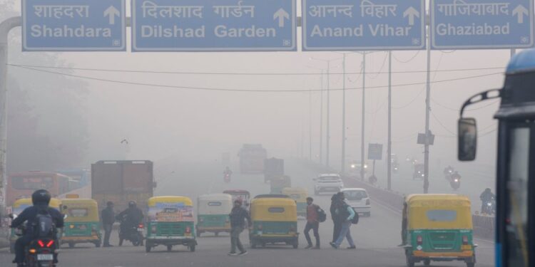 आनंद विहार, Delhi AIIMS में छाई धुंध, जानें दिल्ली के अलग-अलग स्थानों का AQI