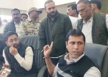 ‘ये नौकरी में नहीं रहेगा, इसको तुरंत सस्पेंड करो…’, DM साहब का ऑन द स्पॉट एक्शन, बोले- ध्यान रखें नया पटवारी नेताओं के लिए काम न करे