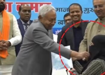 नकाब कंट्रोवर्सी: नीतीश कुमार ‘पिता तुल्‍य’ थे, या सीमा लांघ गए? बहस बड़ी हो गई है
