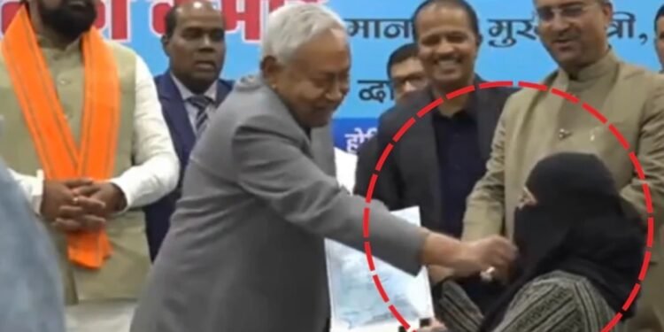 नकाब कंट्रोवर्सी: नीतीश कुमार ‘पिता तुल्‍य’ थे, या सीमा लांघ गए? बहस बड़ी हो गई है