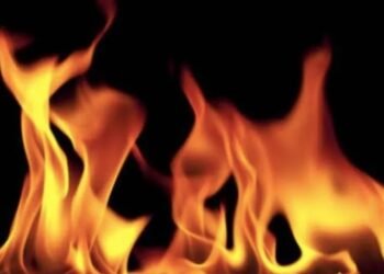 गुरुग्राम: भाई-बहन ने बाहर खड़ी पड़ोसी की 2 कारों में लगाई आग, वजह कर देगी हैरान!