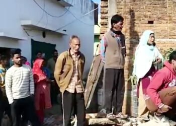 22 मुस्लिम परिवारों के मकानों पर चला बुलडोजर, SDM बोले- 22 फीट का रास्ता कब्जे के कारण 2 फीट रह गया था