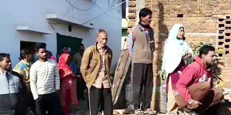 22 मुस्लिम परिवारों के मकानों पर चला बुलडोजर, SDM बोले- 22 फीट का रास्ता कब्जे के कारण 2 फीट रह गया था