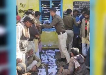 MP: मंदिर की तरह सरकारी दफ्तर में ‘मनोकामना पर्चियां’ बांध रहे किसान, यूरिया संकट ने पैदा किए अजीबोगरीब हालात