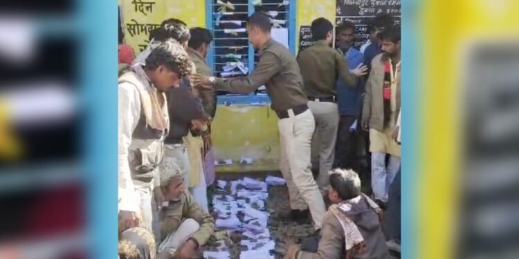 MP: मंदिर की तरह सरकारी दफ्तर में ‘मनोकामना पर्चियां’ बांध रहे किसान, यूरिया संकट ने पैदा किए अजीबोगरीब हालात