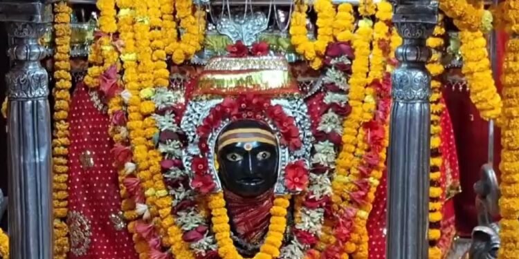 बिहार के चर्चित थावे मंदिर में चोरी, मां दुर्गा का सोने का मुकुट लेकर चोर फरार