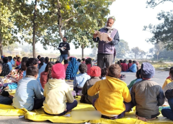 पेड़ की छांव में पढ़ाई, सिर पर मंडराता खतरा… बगहा के पहाड़ी मझौआ स्कूल में शिक्षा नहीं, संघर्ष की जंग