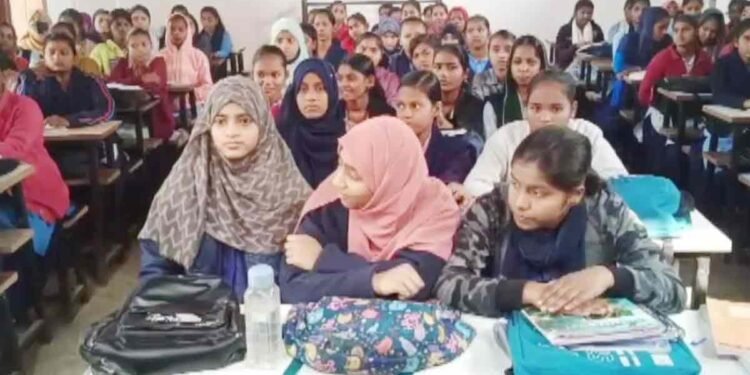 न पीने का पानी, न बैठने की जगह, टीचर लगाते हैं झाड़ू… कब सुधरेगा बिहार के इस बदहाल स्कूल का हाल