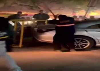 रॉन्ग साइड में गाड़ी दौड़ाई तो हो गया बवाल… गुरुग्राम साइबर पार्क में सिक्योरिटी गार्ड ने मर्सिडीज पर बरसाए लाठी-डंडे