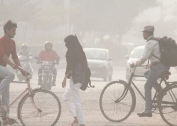 दिल्ली-नोएडा की हवा में जहर! 18 जगहों का AQI 400 पार… यहां देखें पूरी लिस्ट