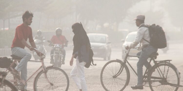 दिल्ली-नोएडा की हवा में जहर! 18 जगहों का AQI 400 पार… यहां देखें पूरी लिस्ट