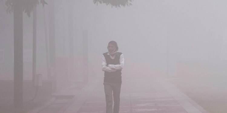 कोहरे में दिखना बंद, हवा में सांसें कम… दिल्ली में जहरीले फॉग से फिलहाल राहत नहीं