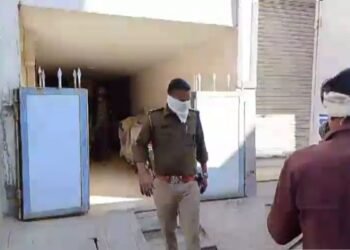 पड़ोसियों ने कॉल पर कहा- इस घर से बदबू आ रही है… पुलिस ने गेट तोड़कर एंट्री की तो सन्न रह गए अफसर