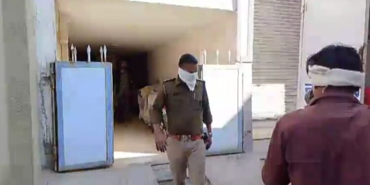 पड़ोसियों ने कॉल पर कहा- इस घर से बदबू आ रही है… पुलिस ने गेट तोड़कर एंट्री की तो सन्न रह गए अफसर