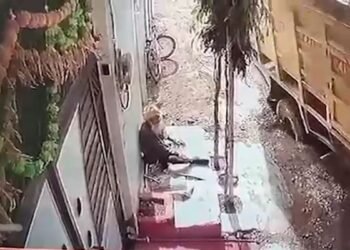 घर के बाहर धूप सेंक रहे बुजुर्ग पर पलटा गिट्टी से भरा डंपर… उठने से पहले ही दबे, मौके पर मौत, Video