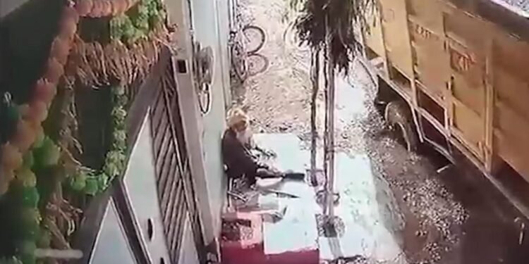 घर के बाहर धूप सेंक रहे बुजुर्ग पर पलटा गिट्टी से भरा डंपर… उठने से पहले ही दबे, मौके पर मौत, Video