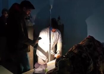 बिहार: मॉडल अस्पताल में घंटों कटी रही बिजली, डॉक्टरों ने मोबाइल का टॉर्च जलाकर किया इलाज- VIDEO