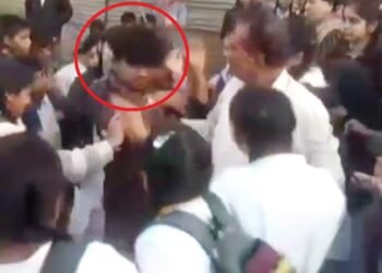 MP में लड़कियों ने सिखाया मनचले को सबक… 15 दिन से कर रहा था छेड़छाड़, बीच सड़क पर घेरा, जमकर की धुनाई