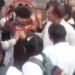 MP में लड़कियों ने सिखाया मनचले को सबक… 15 दिन से कर रहा था छेड़छाड़, बीच सड़क पर घेरा, जमकर की धुनाई