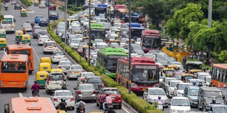 ‘बिना PUC तेल नहीं’ नियम से दिल्ली में दुकानदार परेशान, बोले- हमारी 35 फीसदी बिक्री घट गई