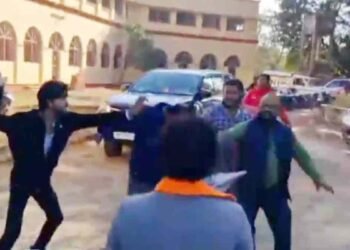 MP: धर्मांतरण के आरोपों पर कटंगा में बवाल, ईसाई समुदाय और हिंदूवादी संगठनों के बीच मारपीट, Video Viral