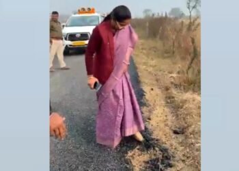 पैर मारते ही उखड़ी नई नवेली सड़क… भड़क गईं महिला मंत्री; PWD इंजीनियर को जमकर फटकारा