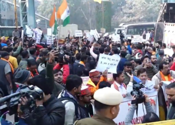 दिल्ली में बांग्लादेश उच्चायोग के बाहर VHP का प्रोटेस्ट, उधर ढाका में भी भारतीय उच्चायोग के बाहर बख्तरबंद गाड़ियां तैनात