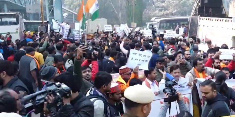 दिल्ली में बांग्लादेश उच्चायोग के बाहर VHP का प्रोटेस्ट, उधर ढाका में भी भारतीय उच्चायोग के बाहर बख्तरबंद गाड़ियां तैनात