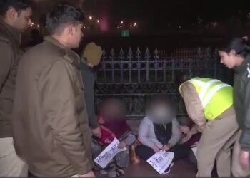 उन्नाव रेप केस: कुलदीप सेंगर की जमानत के विरोध में धरने पर बैठी पीड़िता, इंडिया गेट से पुलिस ने हटाया